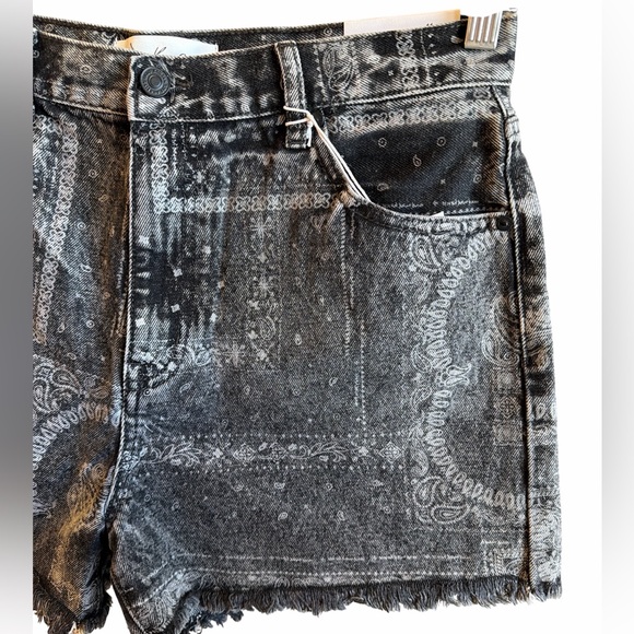KanCan Paisley Print Denim Shorts Size 11 Black Acid Wash Edgy Western New - Picture 6 of 15